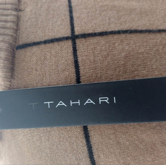💎🎁 Tahari Camel & Black Sweater Size Large 🎄 - Picture 7 of 16